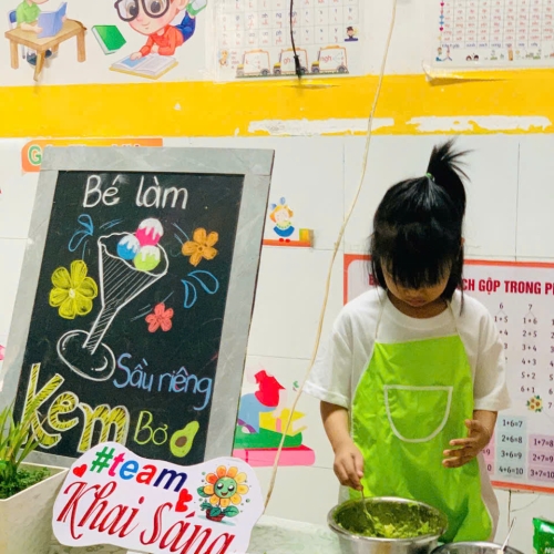 Bé làm kem bơ sầu riêng