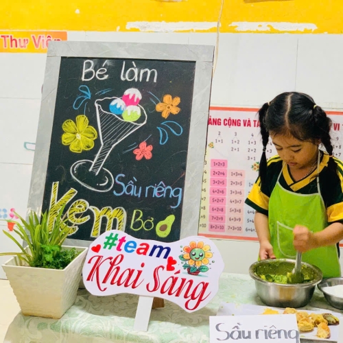 Bé làm kem bơ sầu riêng