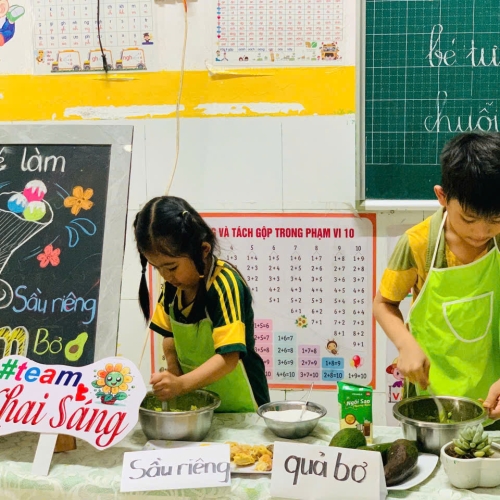 Bé làm kem bơ sầu riêng