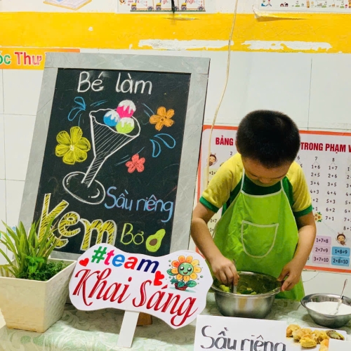 Bé làm kem bơ sầu riêng