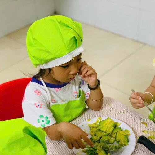 Bé làm kem bơ sầu riêng