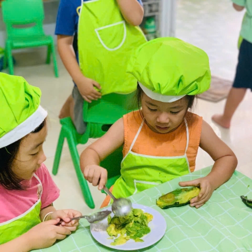 Bé làm kem bơ sầu riêng