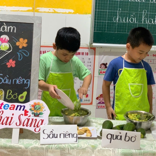 Bé làm kem bơ sầu riêng