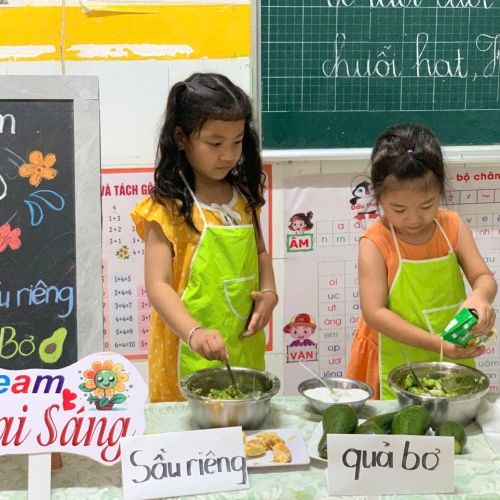 Bé làm kem bơ sầu riêng