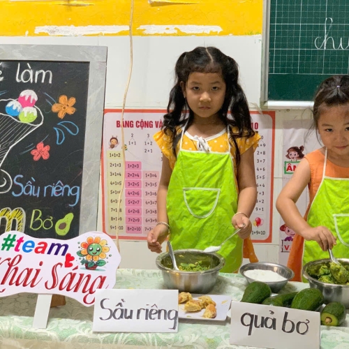 Bé làm kem bơ sầu riêng