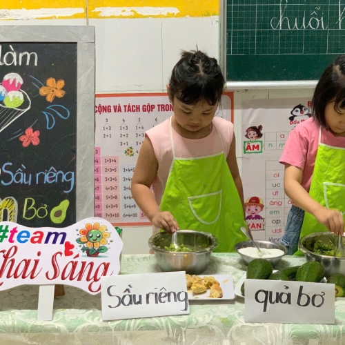 Bé làm kem bơ sầu riêng