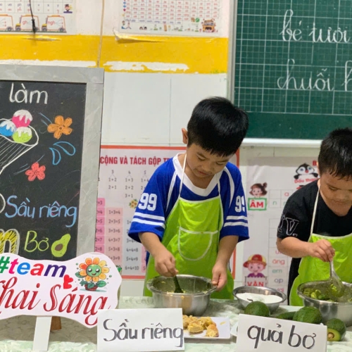 Bé làm kem bơ sầu riêng