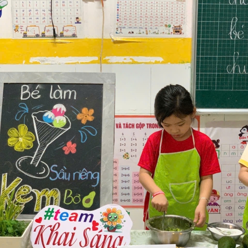 Bé làm kem bơ sầu riêng