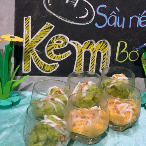 Bé làm kem bơ sầu riêng