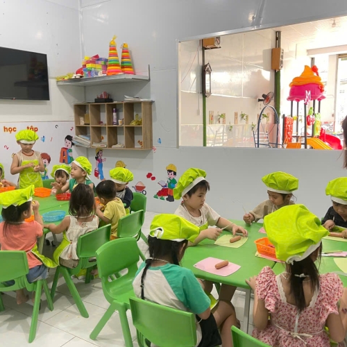 Bé học làm bánh cs4