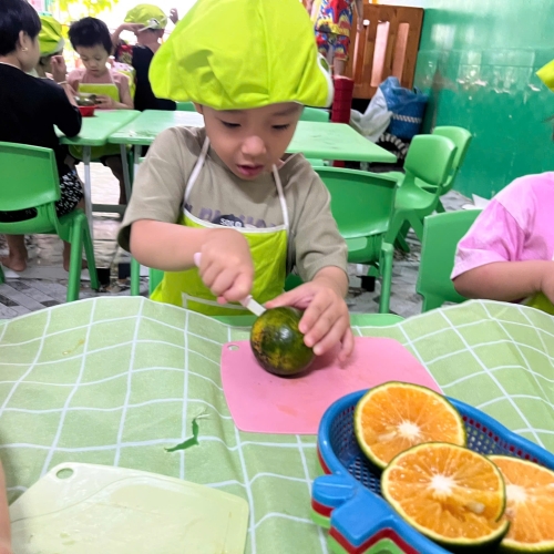 Bé trải nghiệm vắt nước cam